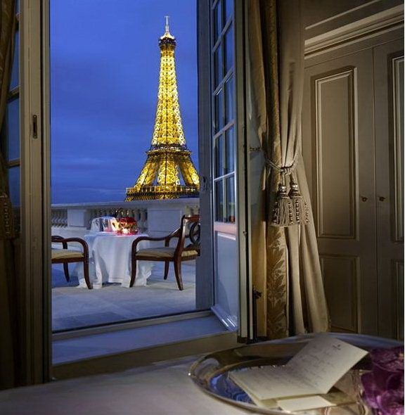 Khách sạn Le Shangri-La liên tục được bình chọn là khách sạn sang trọng và lãng mạn nhất thủ đô Paris hoa lệ. Phần lớn các phòng của Le Shangri-La đều trông thẳng về phía tháp Eiffel.